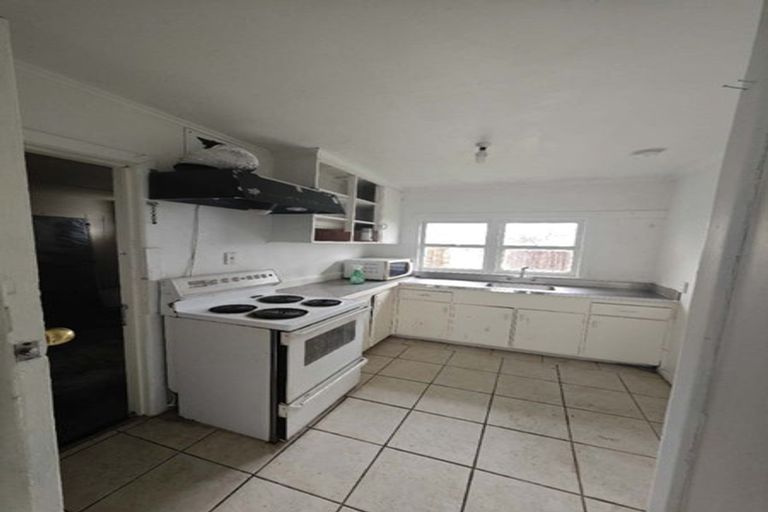 Photo of property in 12 Kaponga Crescent, New Lynn, Auckland, 0600