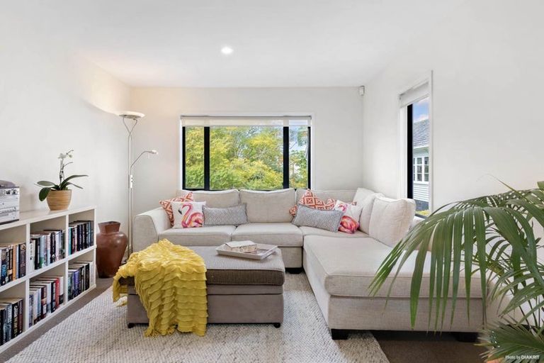 Photo of property in 76a Walmer Road, Point Chevalier, Auckland, 1022