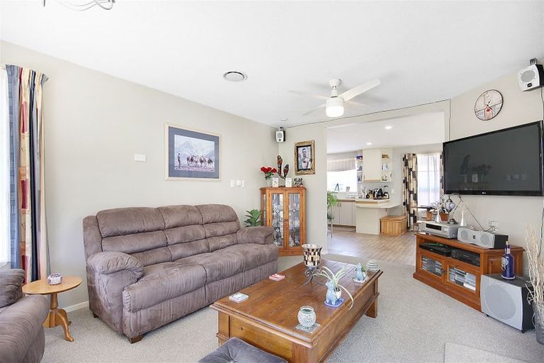 Photo of property in 5 Edron Place, Redwood, Christchurch, 8051