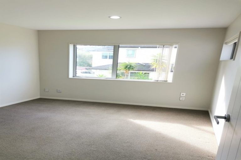 Photo of property in 22 Namsan Close, Fairview Heights, Auckland, 0632