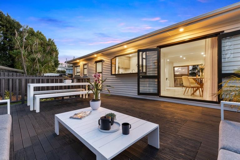 Photo of property in 19 Highland Avenue, Titirangi, Auckland, 0604