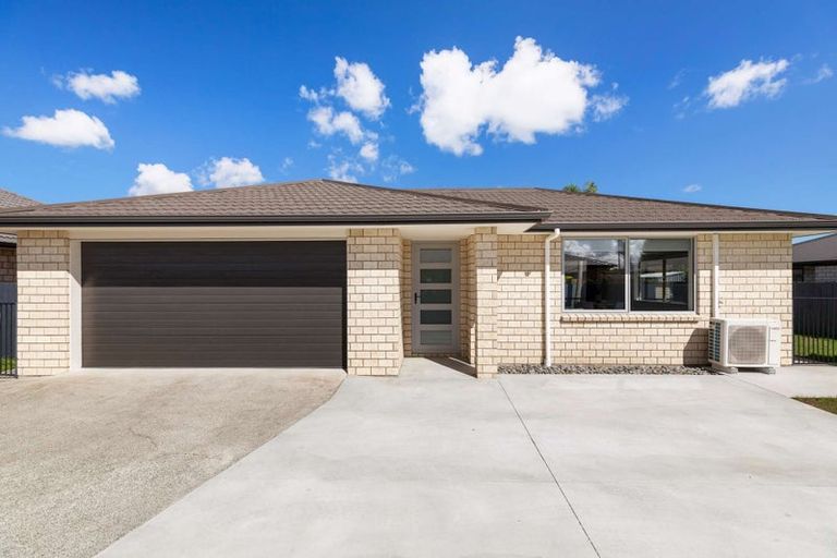 Photo of property in 16 Ripple Grove, Waiuku, 2123