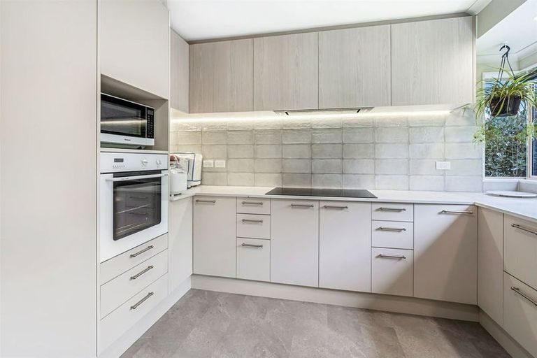 Photo of property in 8 Landvale Court, Browns Bay, Auckland, 0630