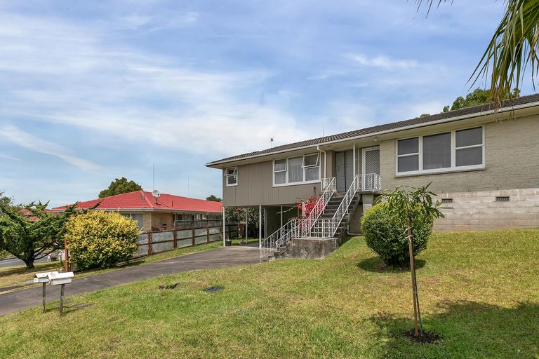 Photo of property in 1/32 Rosewarne Crescent, Glendene, Auckland, 0602