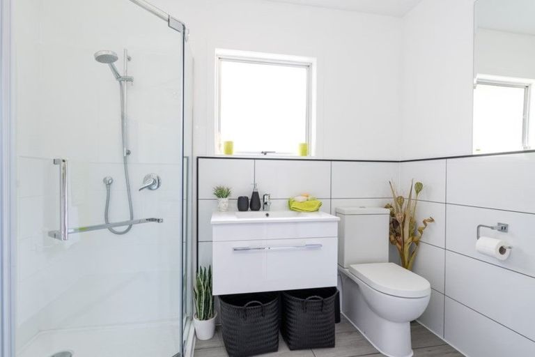 Photo of property in 2/34 Candia Road, Swanson, Auckland, 0614