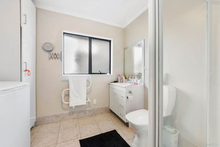 Photo of property in 1 Rixon Place, Te Atatu Peninsula, Auckland, 0610
