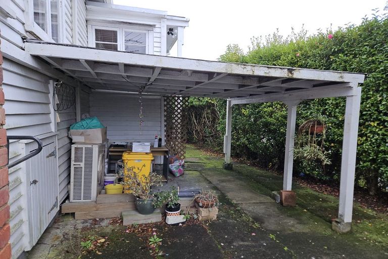 Photo of property in 21 Lavelle Road, Henderson, Auckland, 0612
