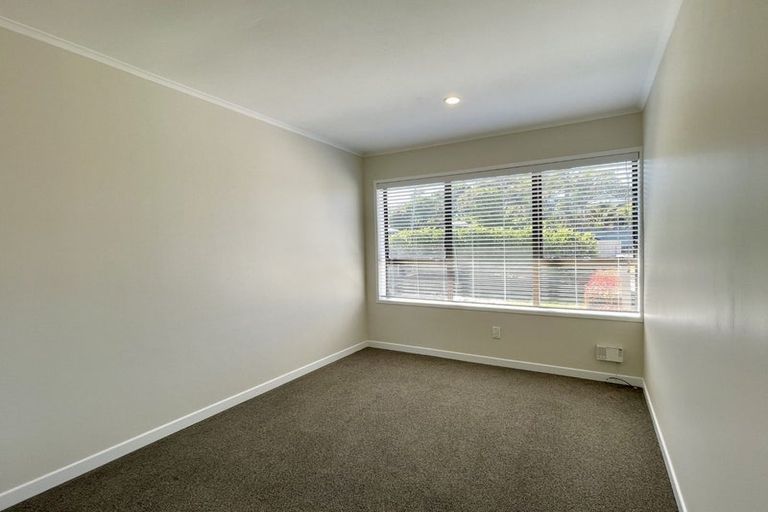 Photo of property in 2/5 Howard Road, Northcote, Auckland, 0627