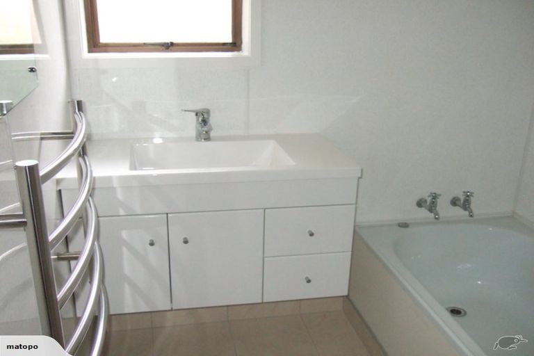 Photo of property in 2/10 Metric Place, Te Atatu South, Auckland, 0610