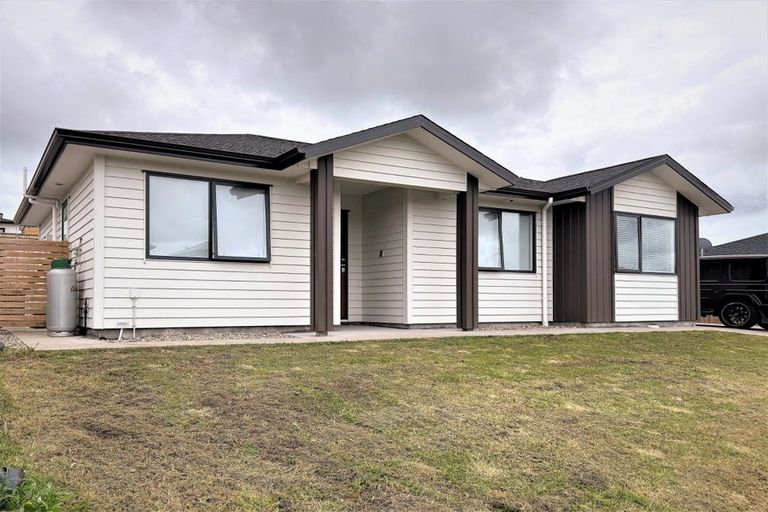 Photo of property in 12 William Calvert Drive, Swanson, Auckland, 0614