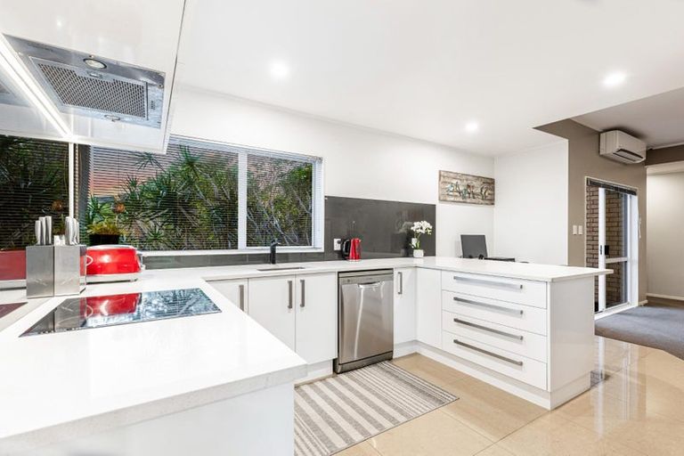 Photo of property in 6 Hanly Close, West Harbour, Auckland, 0618