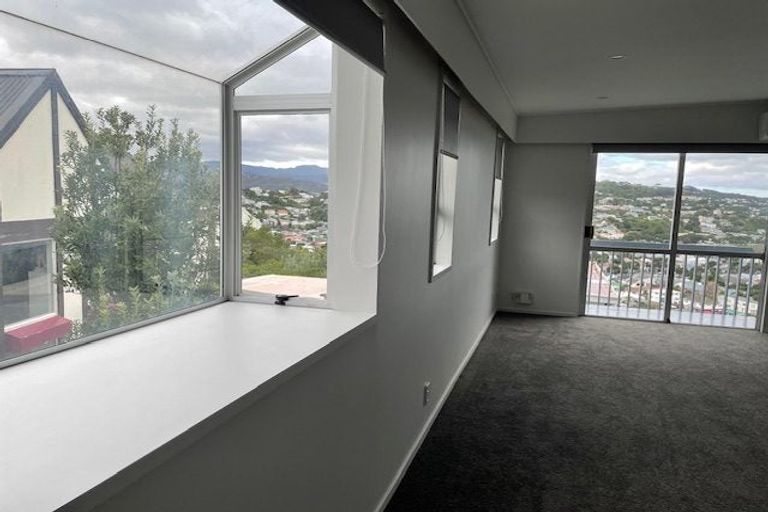 Photo of property in 4 Waiwera Crescent, Maupuia, Wellington, 6022