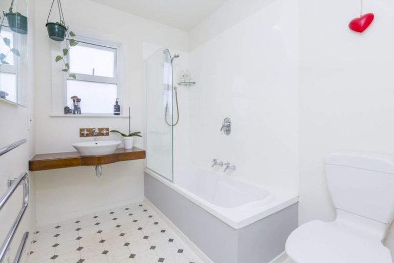 Photo of property in 64 Pinehaven Road, Pinehaven, Upper Hutt, 5019