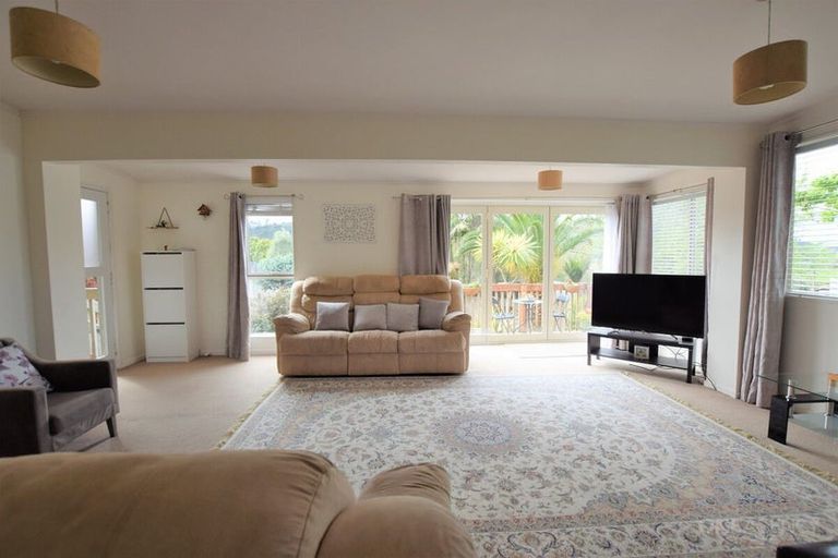 Photo of property in 21 Grassmere Road, Henderson Valley, Auckland, 0612