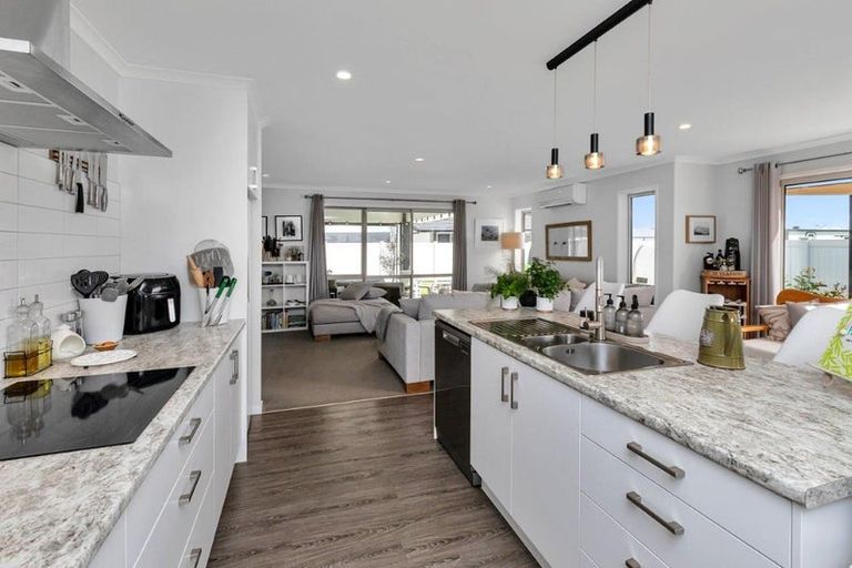 Photo of property in 16 Maturiki Drive, One Tree Point, 0118