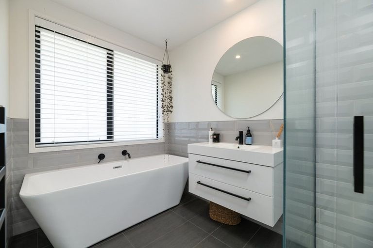 Photo of property in 2 Rochfort Crescent, Pyes Pa, Tauranga, 3112