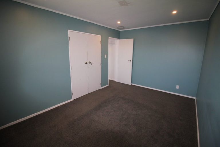 Photo of property in 14b Bayswater Place, Newlands, Wellington, 6037