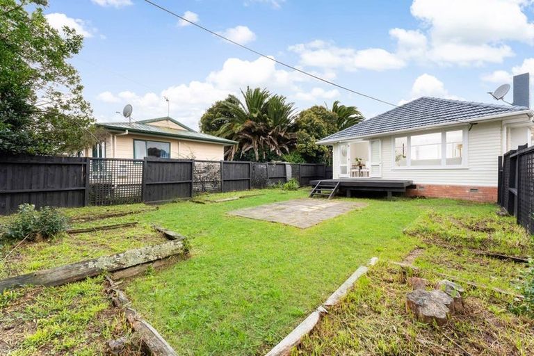 Photo of property in 4 Kirrie Avenue, Te Atatu South, Auckland, 0610