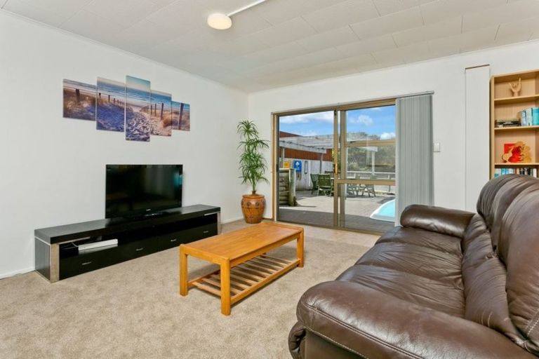 Photo of property in 969 East Coast Road, Torbay, Auckland, 0630