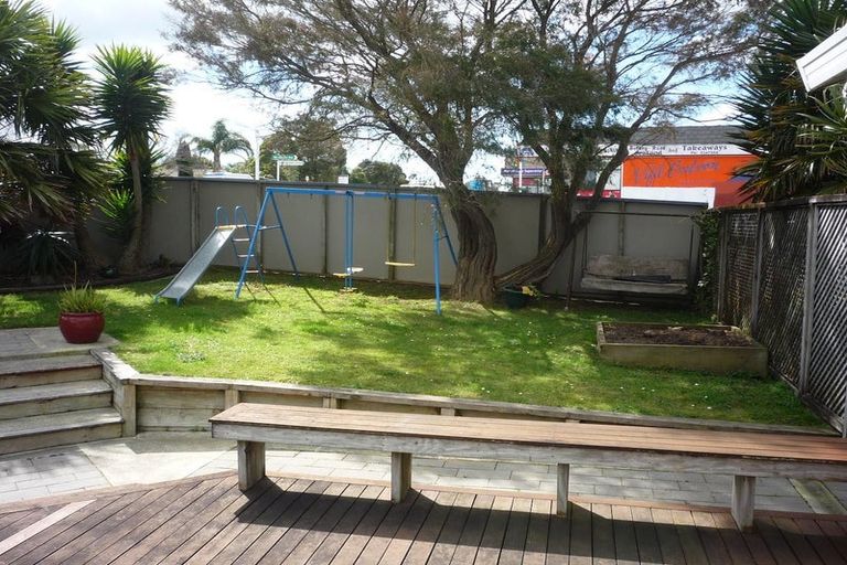 Photo of property in 114 Mirrabooka Avenue, Botany Downs, Auckland, 2010