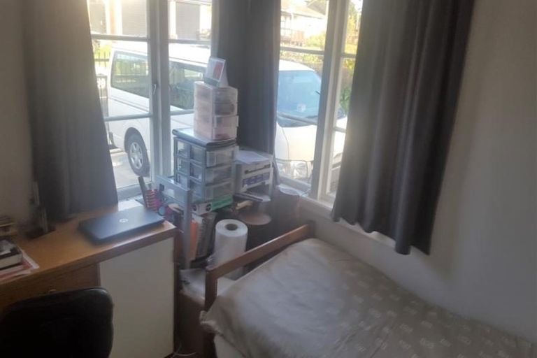 Photo of property in 1 Ward Crescent, Te Atatu Peninsula, Auckland, 0610