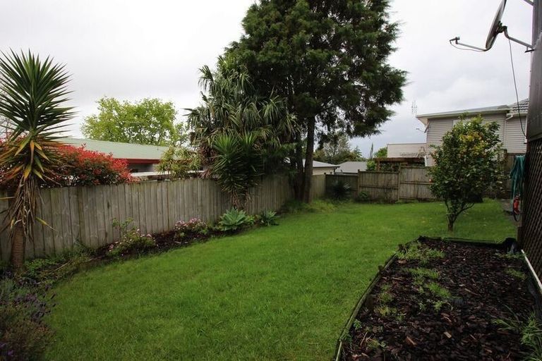Photo of property in 17 Barron Drive, Green Bay, Auckland, 0604