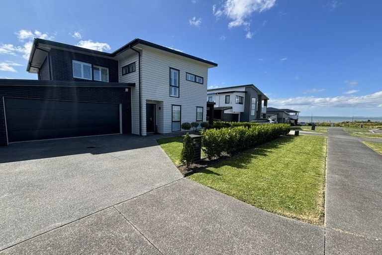 Photo of property in 16 Mutetai Road, Clarks Beach, 2122