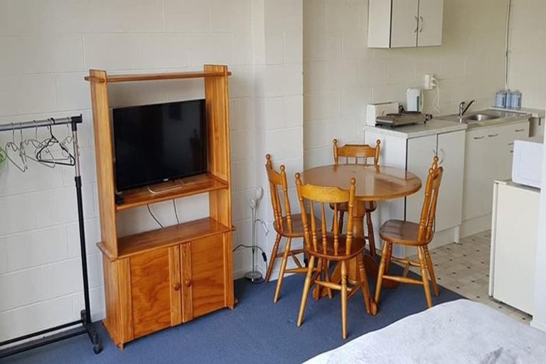 Photo of property in 1/212 Sunnynook Road, Totara Vale, Auckland, 0627