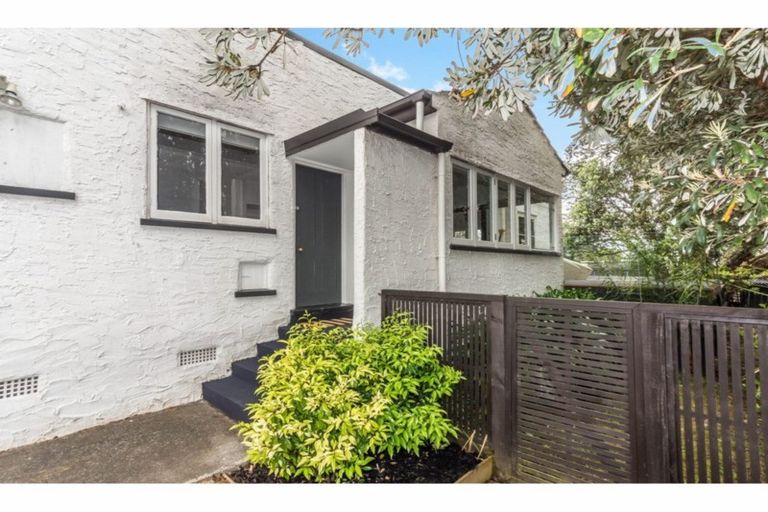 Photo of property in 1/21 Tirimoana Road, Te Atatu South, Auckland, 0602