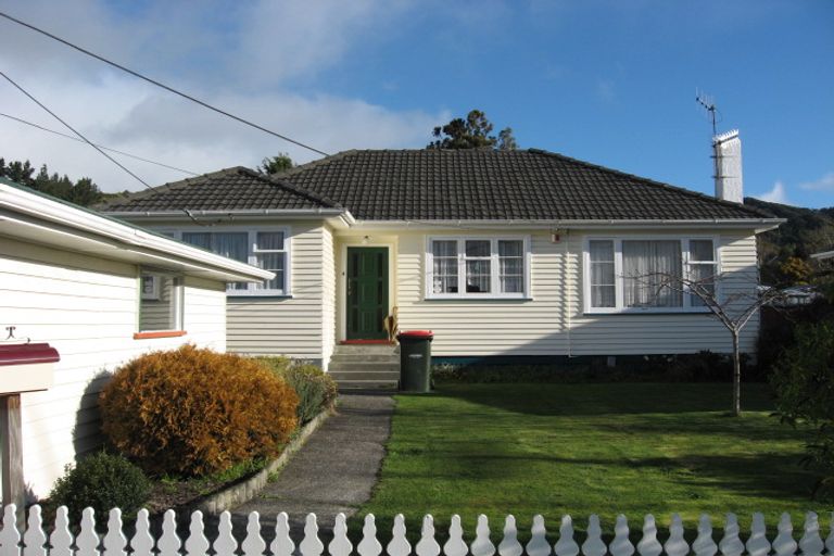 Photo of property in 33 Wainuiomata Road, Wainuiomata, Lower Hutt, 5014