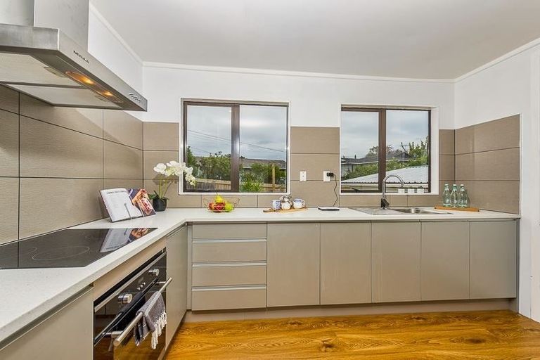 Photo of property in 114 Colwill Road, Massey, Auckland, 0614