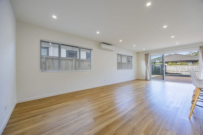 Photo of property in 12 Moemoea Avenue, Kumeu, 0810