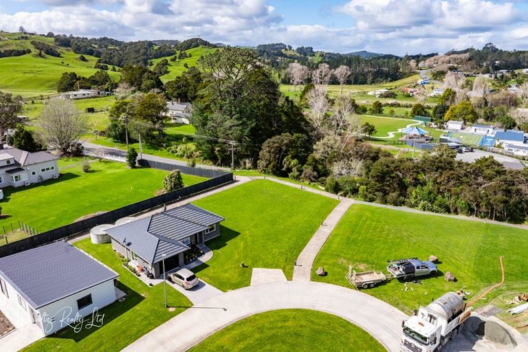Photo of property in 11 Manaaki Circle, Paparoa, 0571