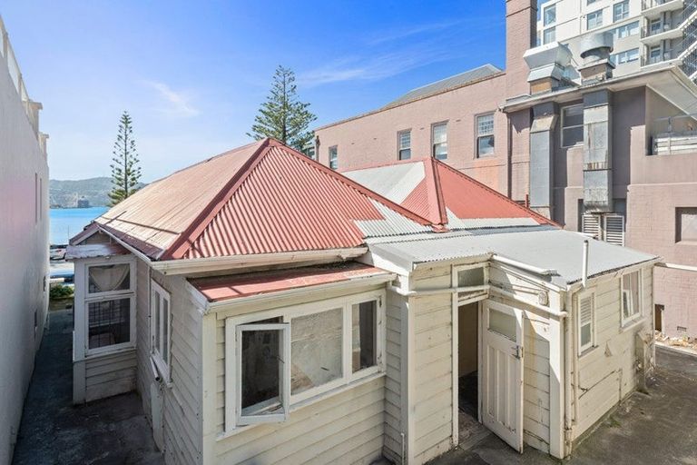 Photo of property in 230 Oriental Parade, Oriental Bay, Wellington, 6011