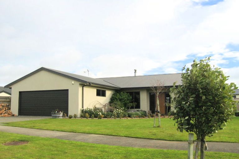 Photo of property in 9 Sycamore Crescent, Fitzherbert, Palmerston North, 4410