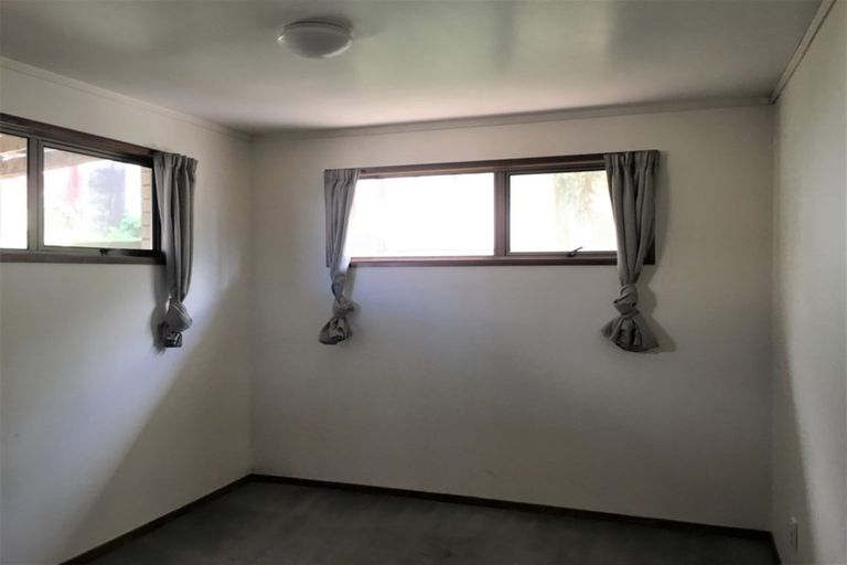 Photo of property in 637 Glenfield Road, Totara Vale, Auckland, 0629