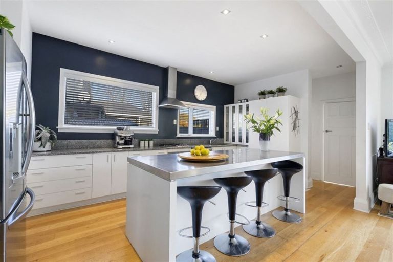 Photo of property in 15 Strowan Road, Strowan, Christchurch, 8052