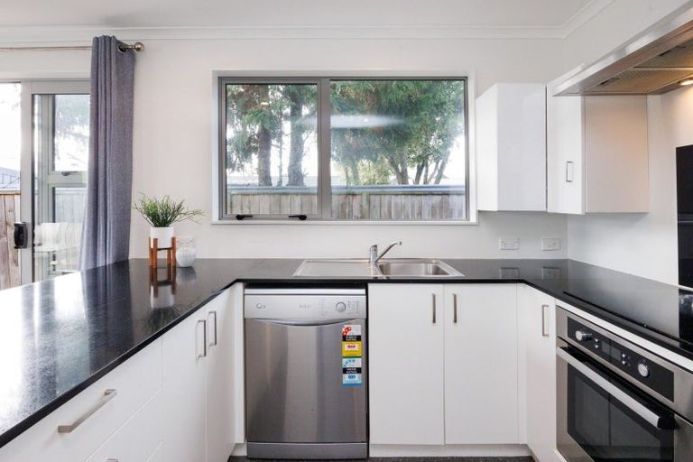 Photo of property in 56 Exeter Crescent, Takaro, Palmerston North, 4412