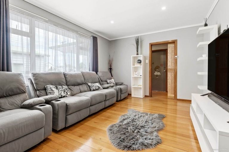 Photo of property in 2 Royal View Road, Te Atatu South, Auckland, 0610