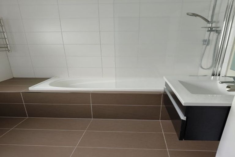 Photo of property in 4 Geoffrey Road, Torbay, Auckland, 0630