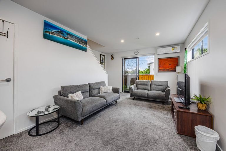 Photo of property in 1/6 St Leonards Road, Kelston, Auckland, 0602
