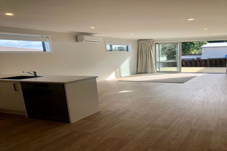 Photo of property in 1c Pavola Grove, Glenfield, Auckland, 0629