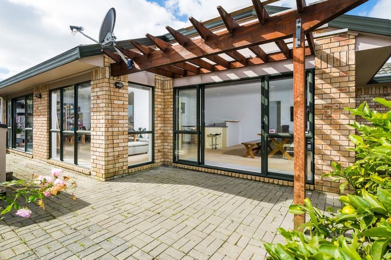 Photo of property in 26 Rising Parade, Fairview Heights, Auckland, 0632