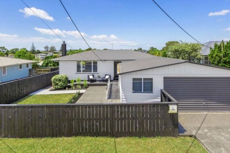 Photo of property in 32 Neil Avenue, Te Atatu Peninsula, Auckland, 0610