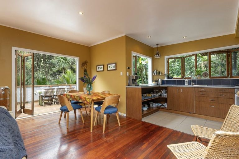 Photo of property in 33 Glenesk Road, Piha, New Lynn, 0772