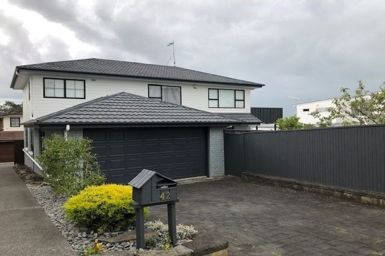 Photo of property in 2/42 Aberdeen Road, Campbells Bay, Auckland, 0620