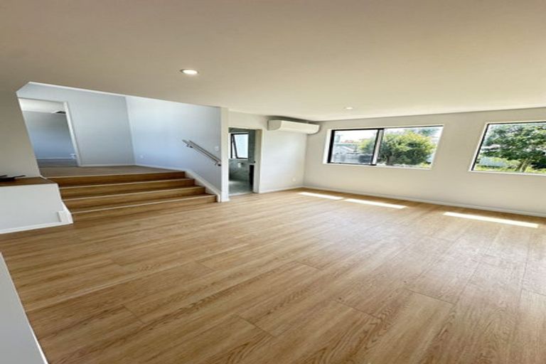 Photo of property in 27a Kelwyn Road, Kelston, Auckland, 0602