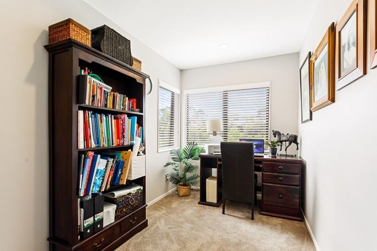 Photo of property in 16 Mural Place, Greenhithe, Auckland, 0632