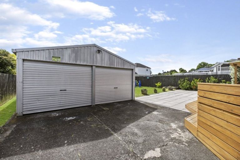 Photo of property in 2 Lynmore Drive, Hillpark, Auckland, 2102