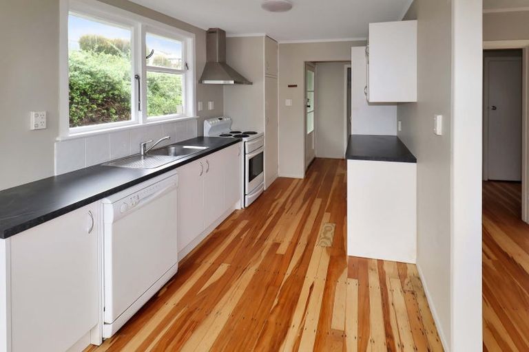 Photo of property in 16 Komata Grove, Waitangirua, Porirua, 5024